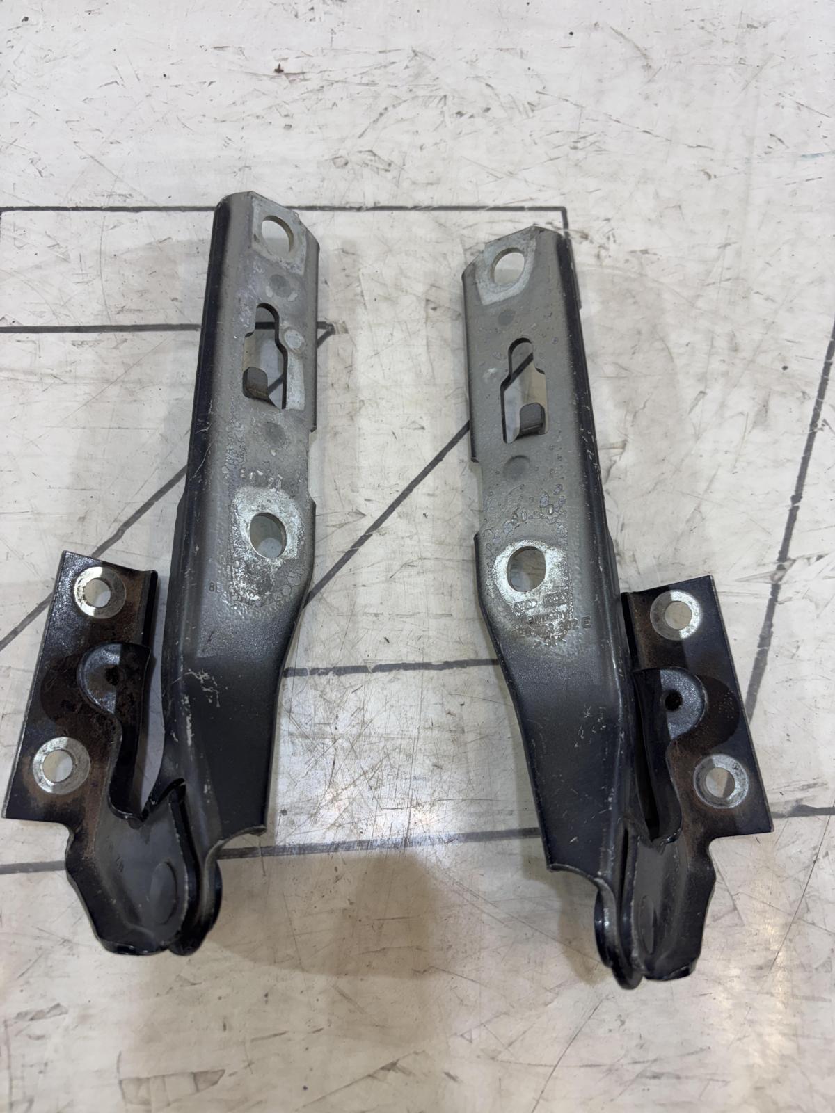 Петли капота левая правая 8E0823302E, 8E0823301E