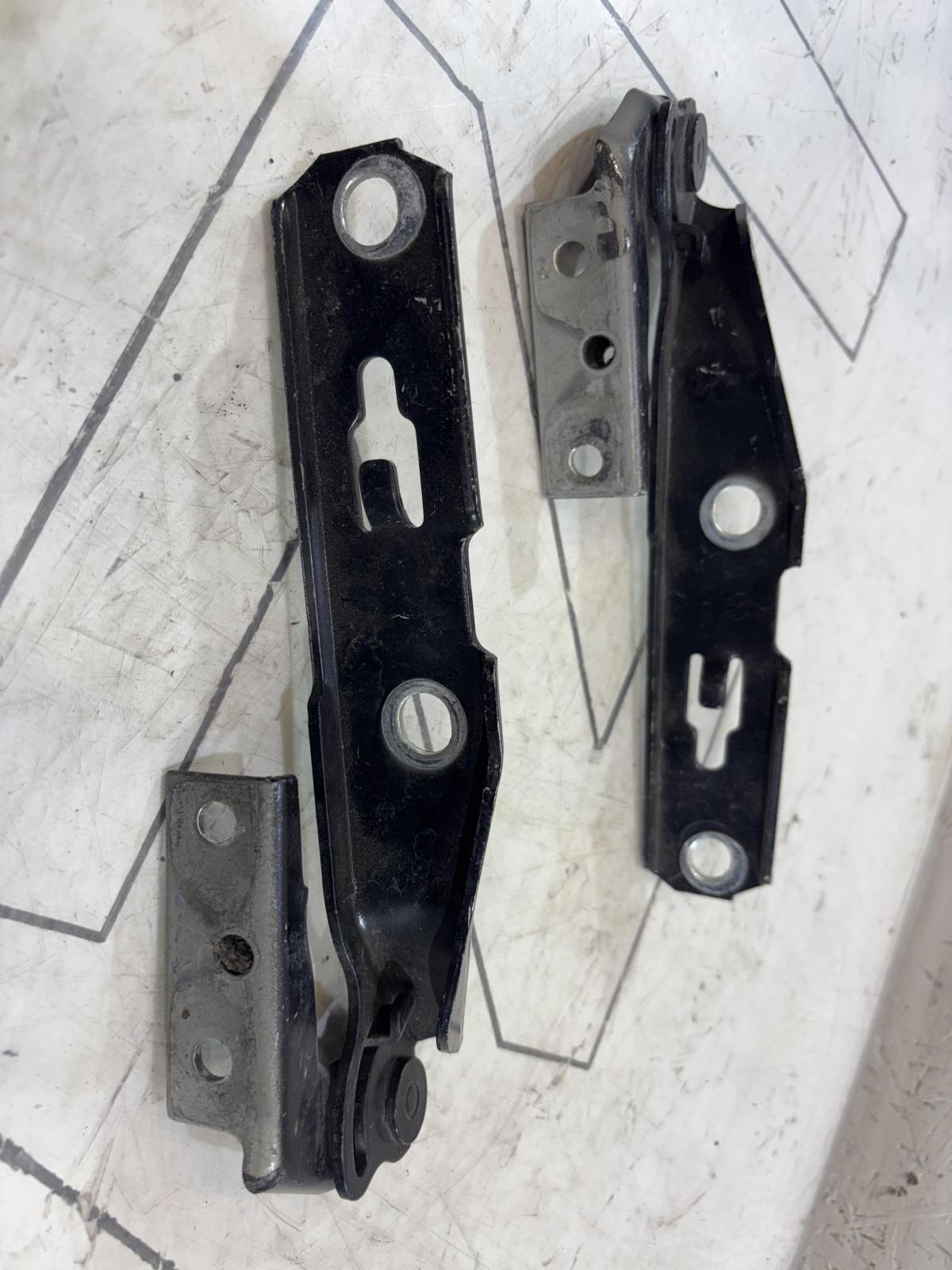 Петли капота левая правая 8E0823302E, 8E0823301E