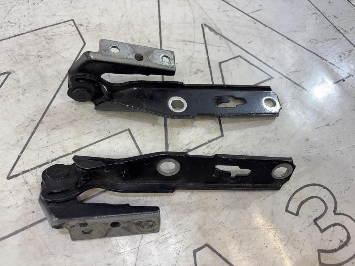 Петли капота левая правая 8E0823302E, 8E0823301E