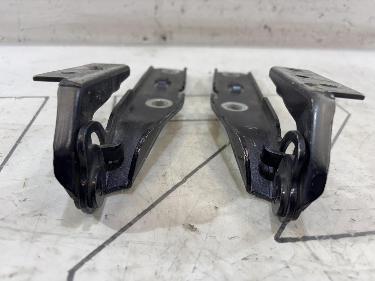 Петли капота левая правая 8E0823302E, 8E0823301E