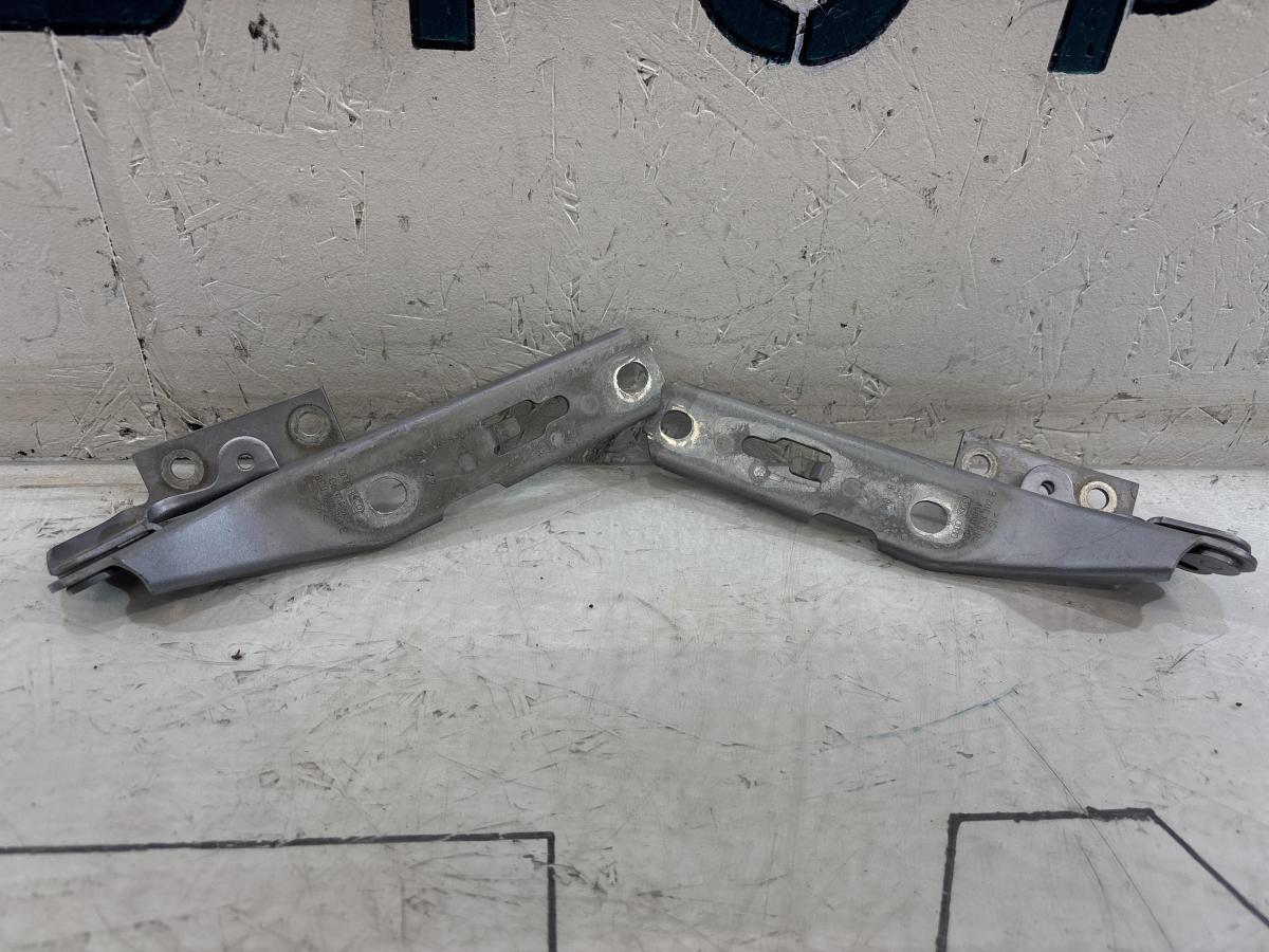 Петли капота левая правая 8E0823302E, 8E0823301E