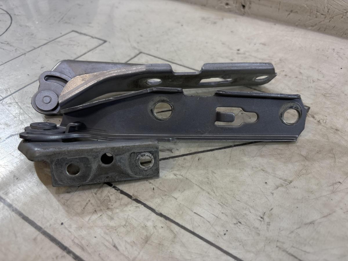 Петли капота левая правая 8E0823302E, 8E0823301E