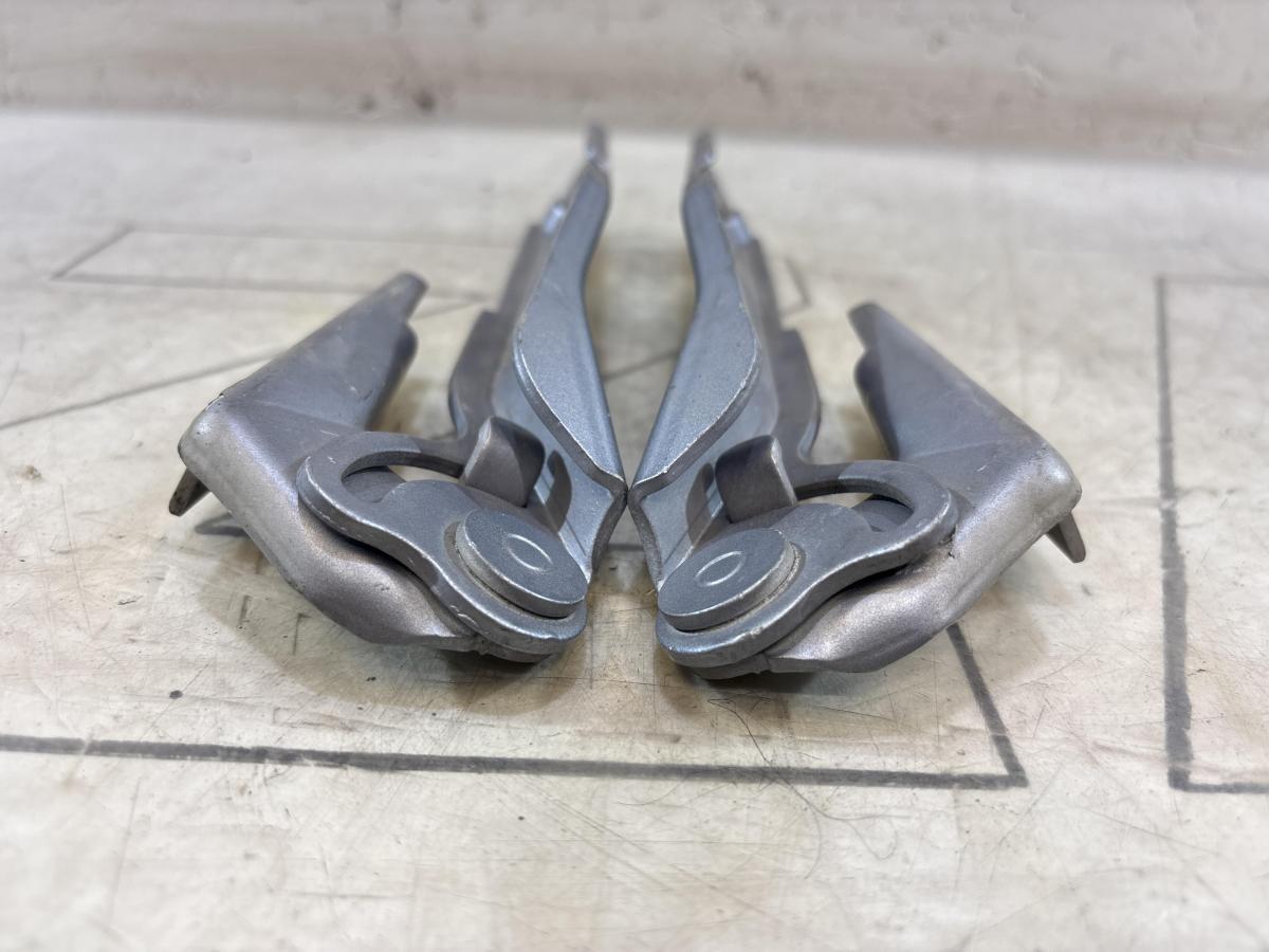 Петли капота левая правая 8E0823302E, 8E0823301E