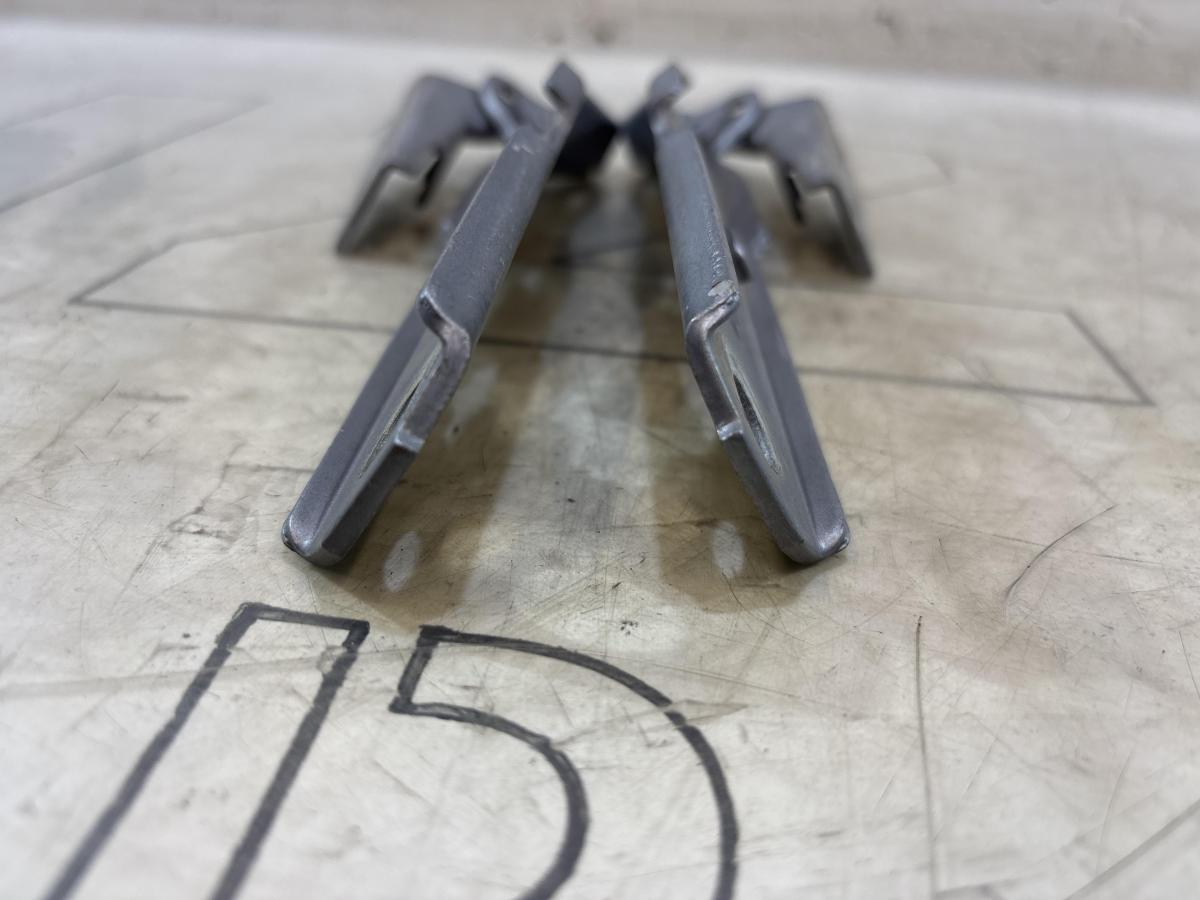 Петли капота левая правая 8E0823302E, 8E0823301E