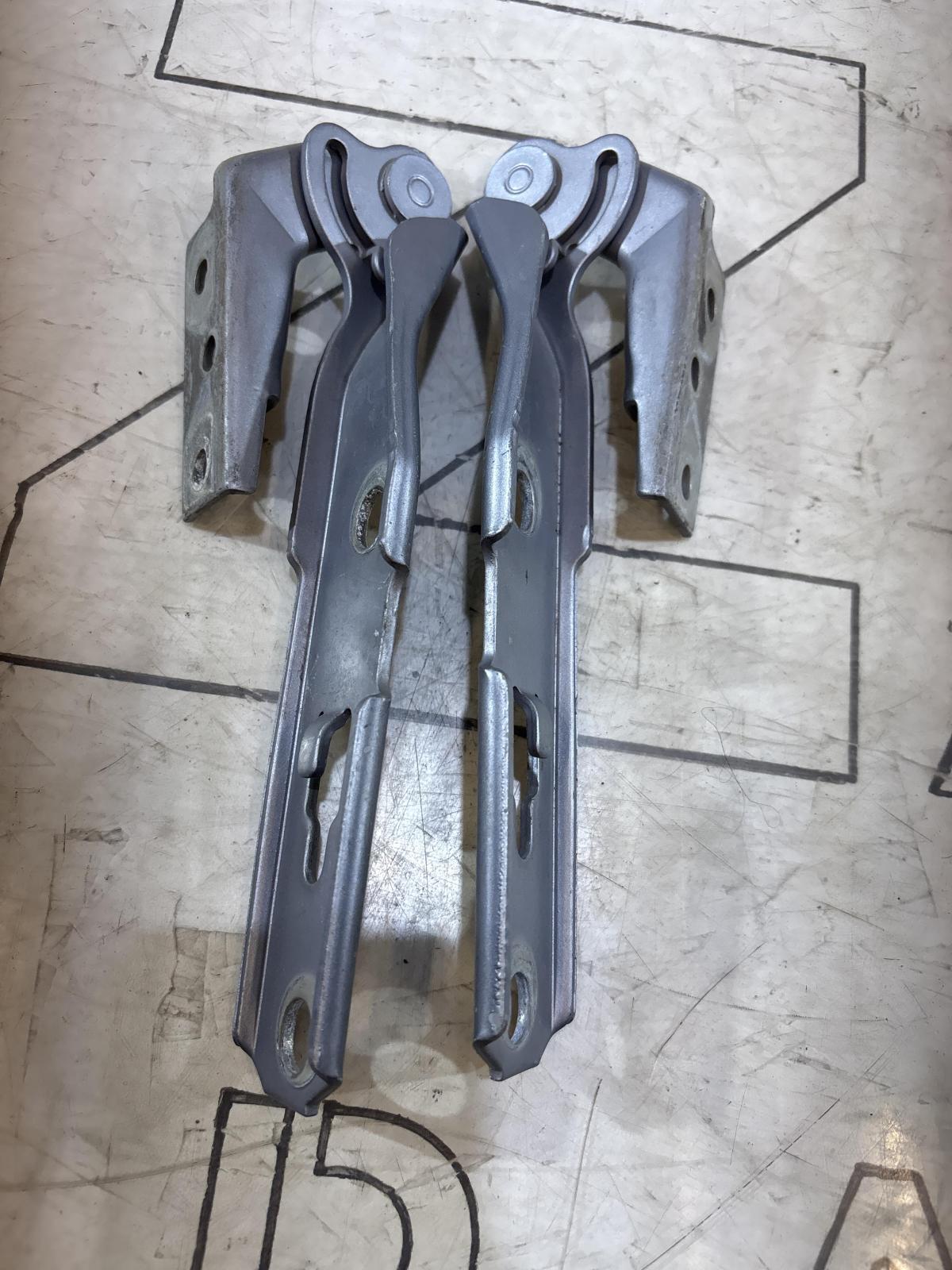 Петли капота левая правая 8E0823302E, 8E0823301E