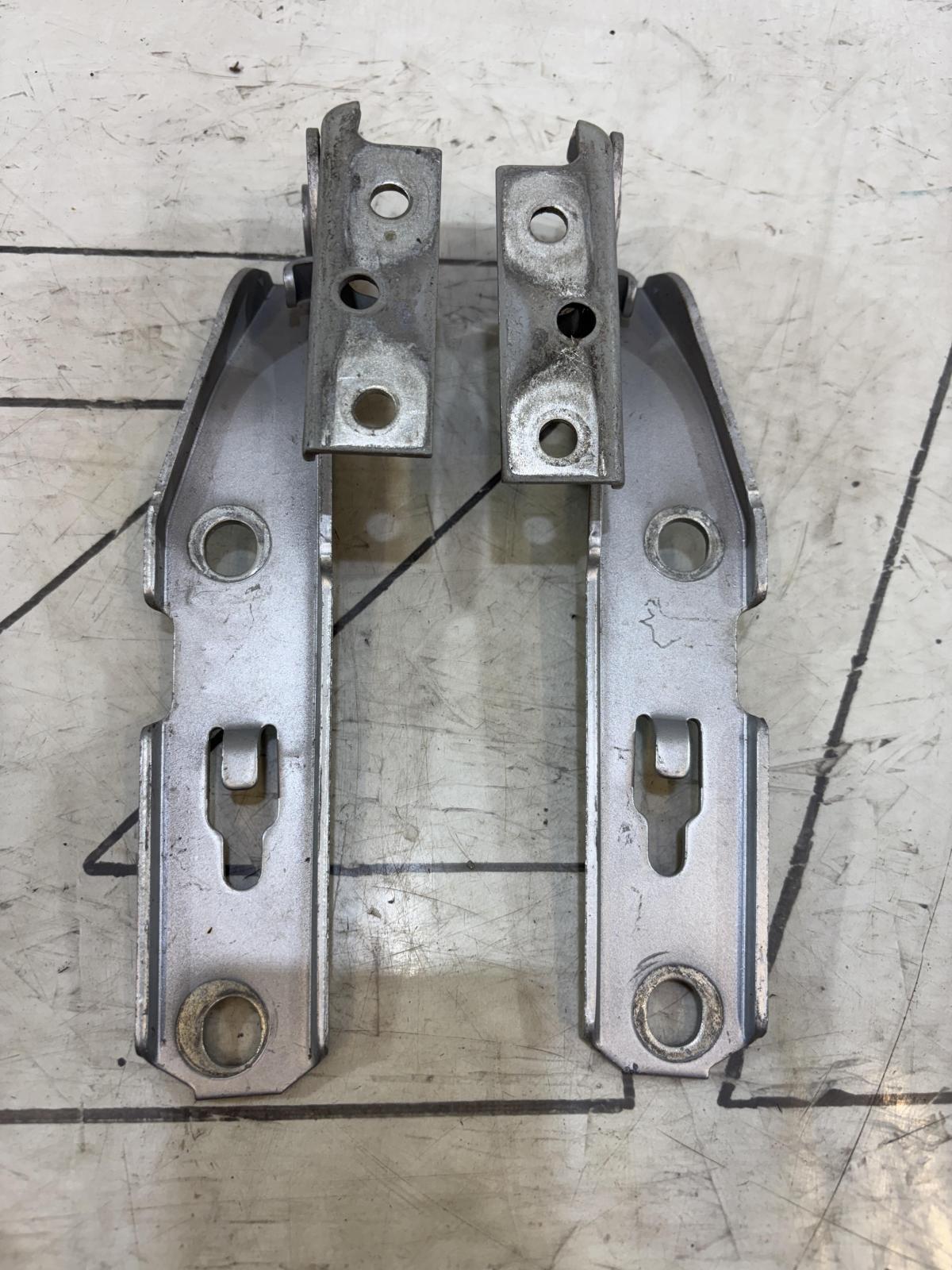 Петли капота левая правая 8E0823302E, 8E0823301E