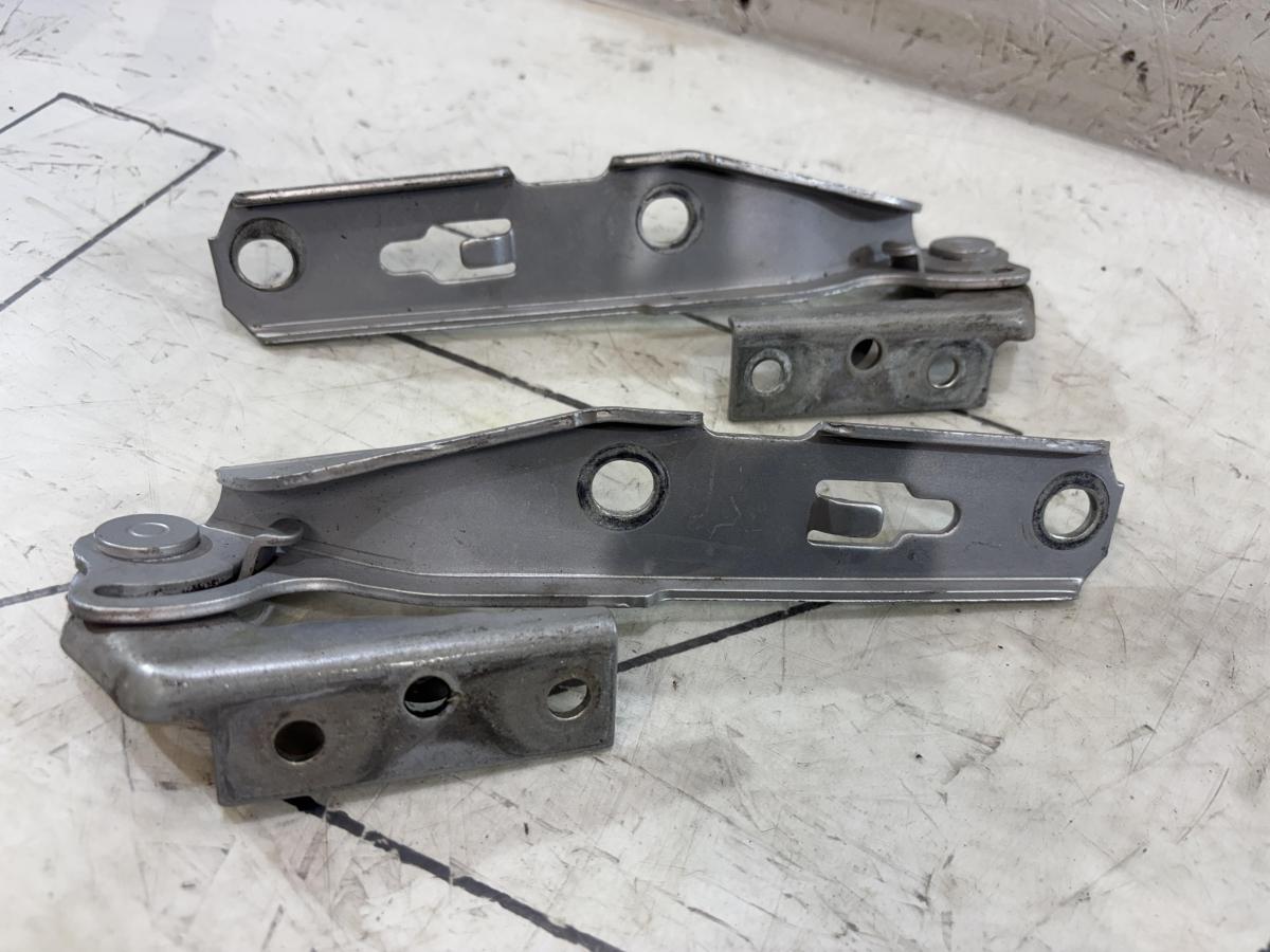 Петли капота левая правая 8E0823302E, 8E0823301E