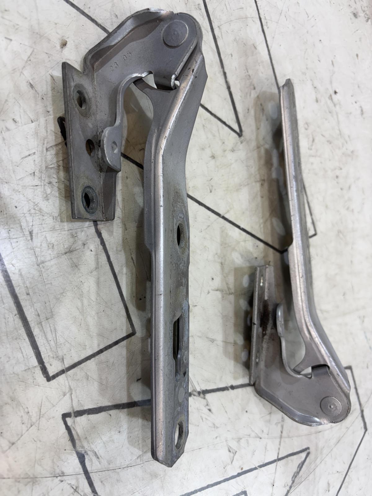 Петли капота левая правая 8E0823302E, 8E0823301E