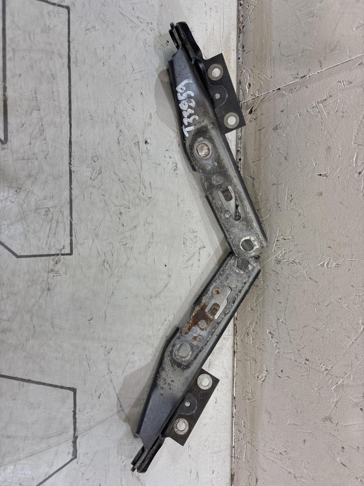 Петли капота левая правая 8E0823301E, 8E0823302E