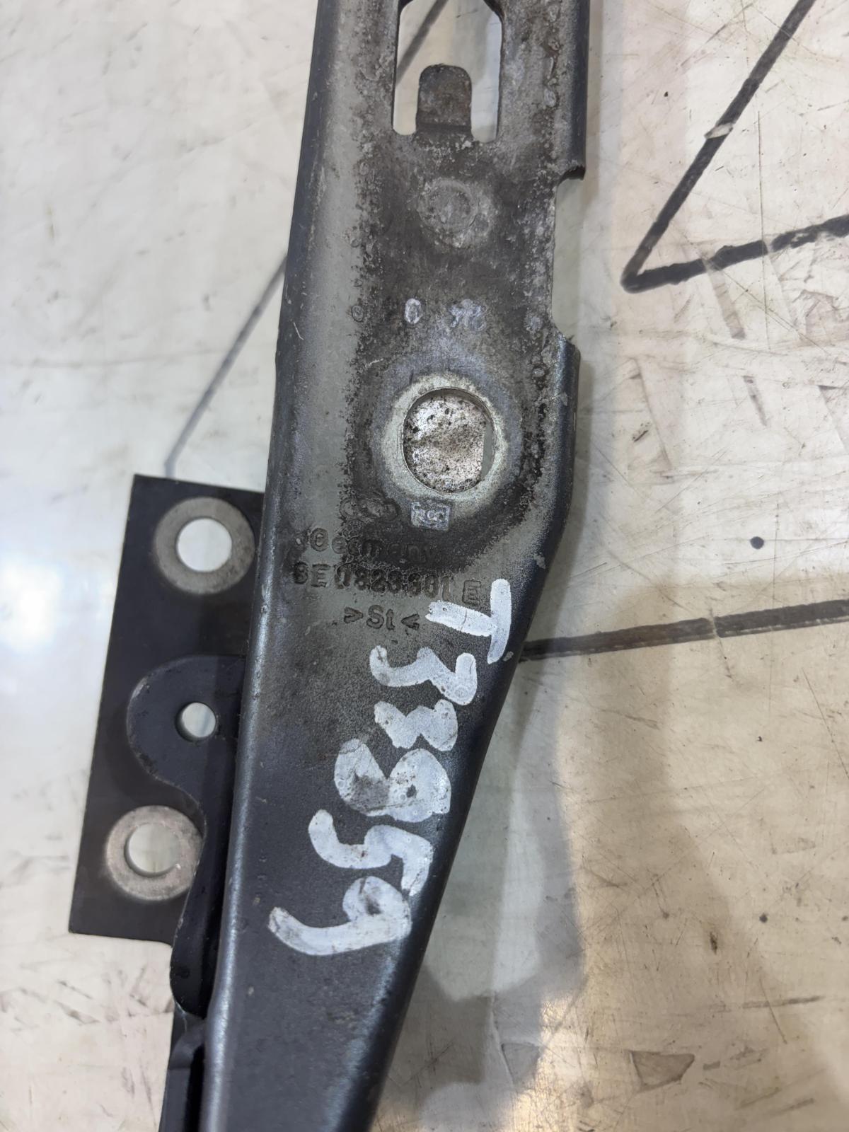 Петли капота левая правая 8E0823301E, 8E0823302E