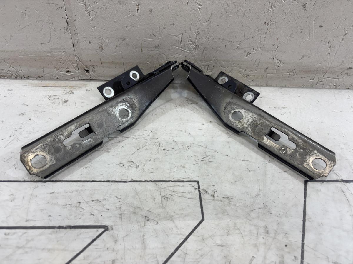 Петли капота левая правая 8E0823302E, 8E0823301E