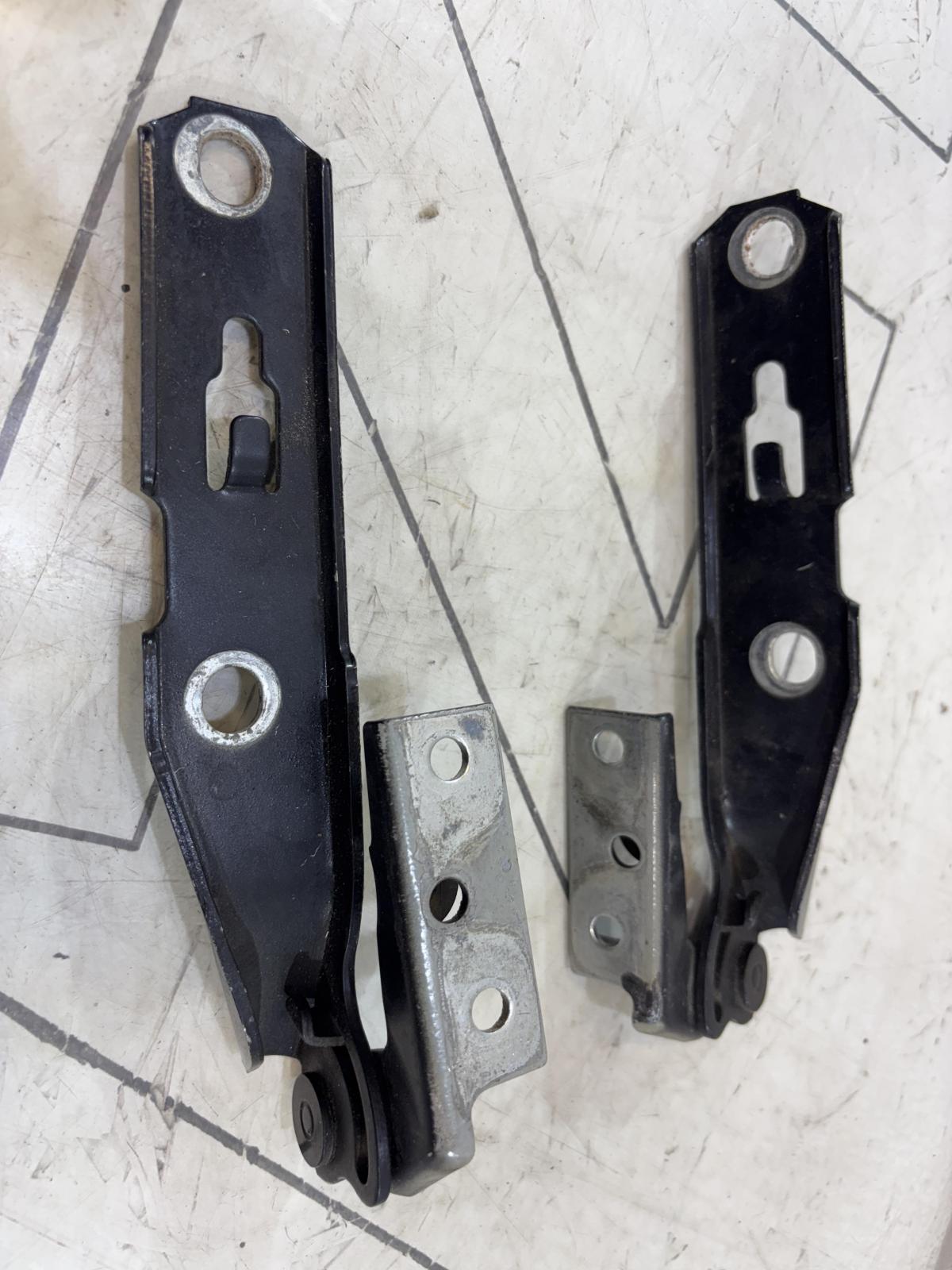 Петли капота левая правая 8E0823302E, 8E0823301E