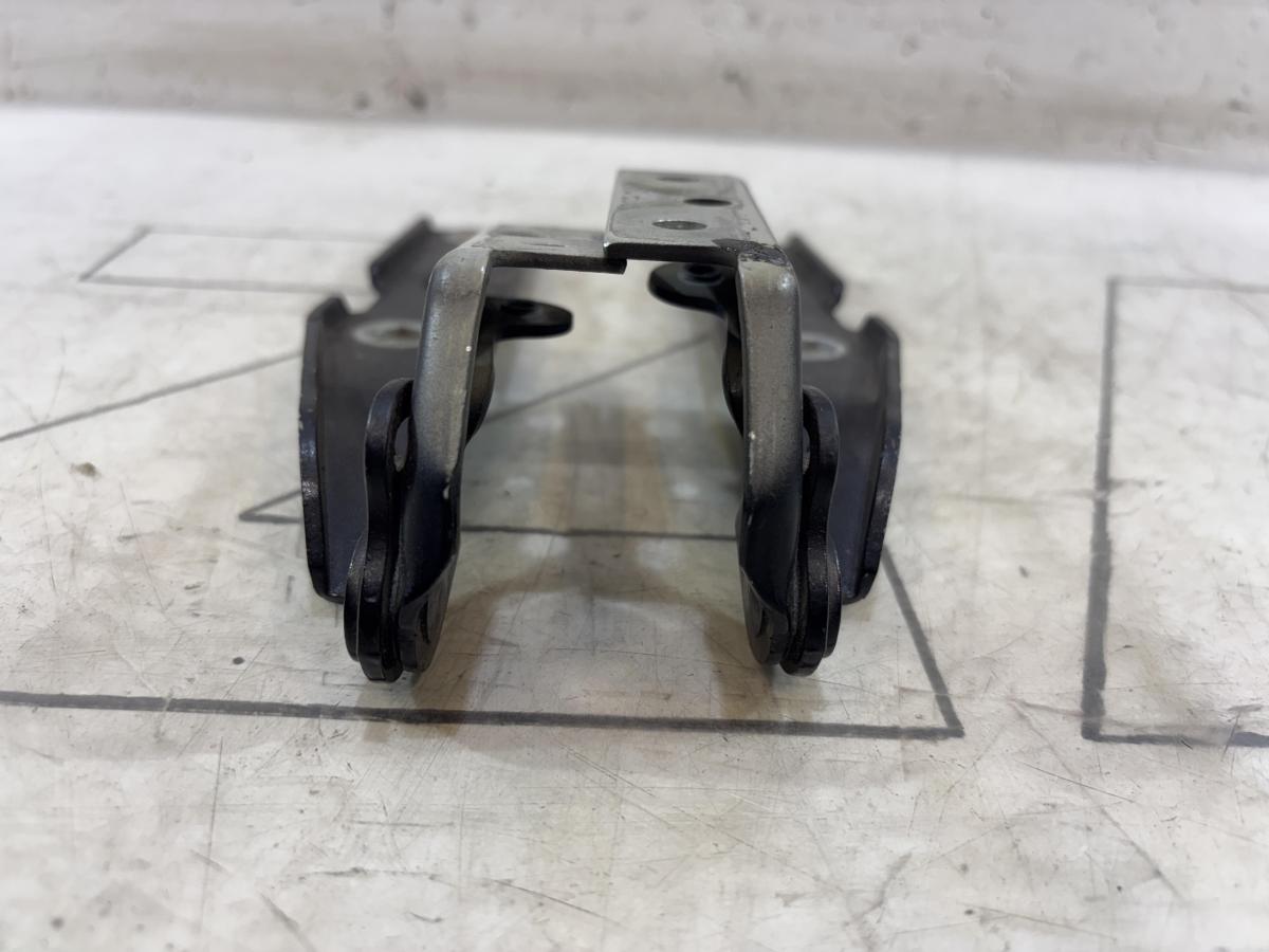 Петли капота левая правая 8E0823302E, 8E0823301E