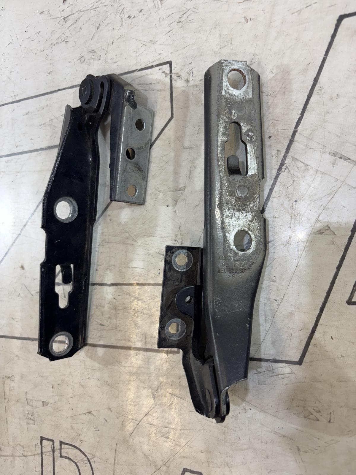 Петли капота левая правая 8E0823302E, 8E0823301E