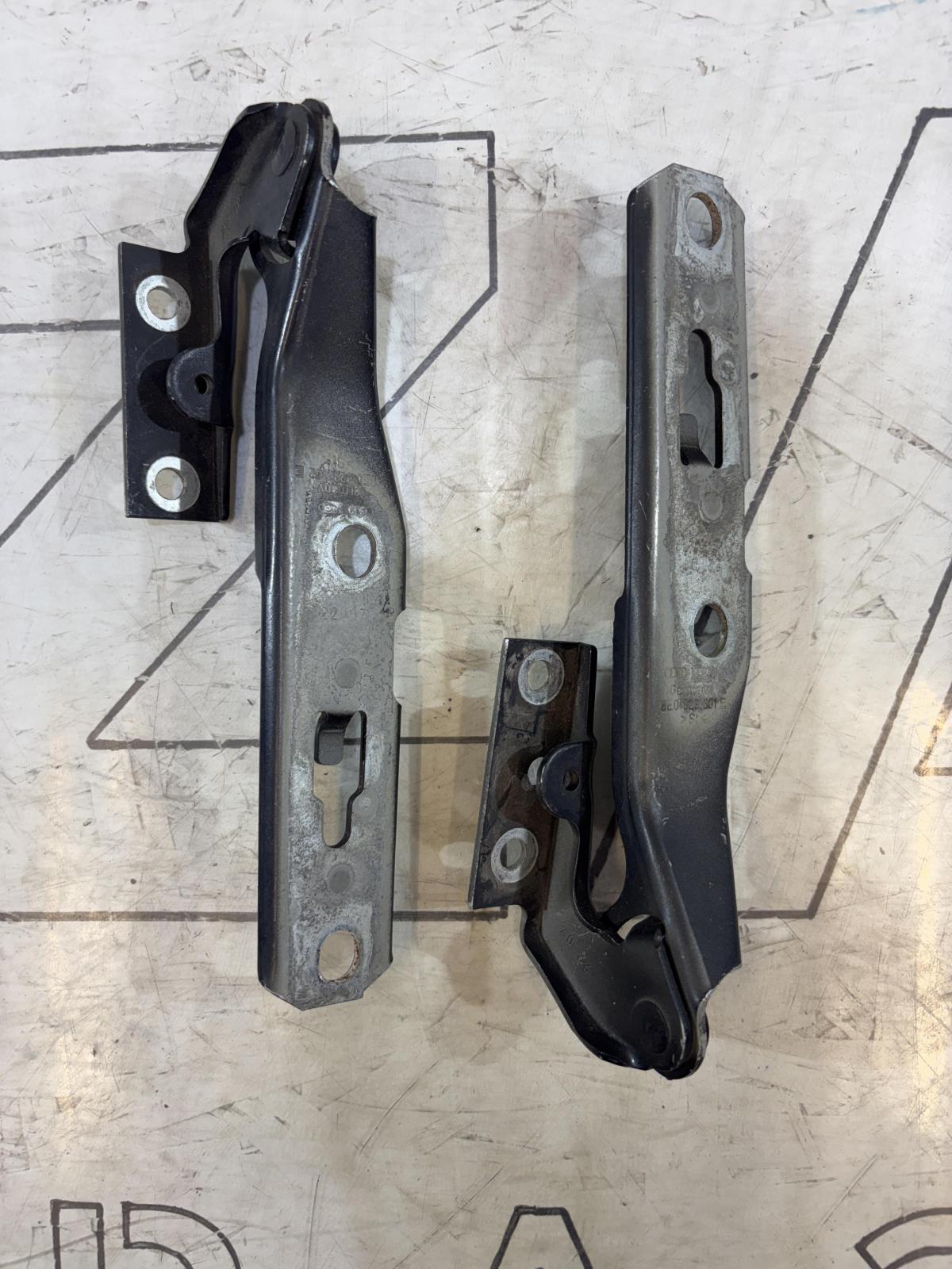 Петли капота левая правая 8E0823302E, 8E0823301E