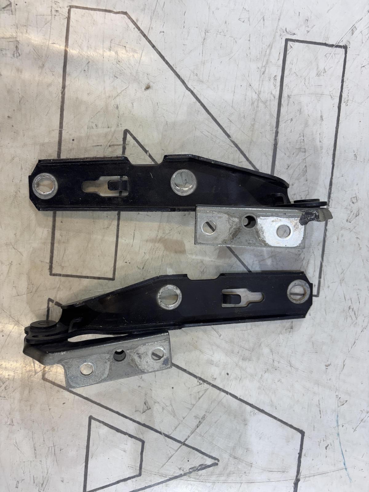 Петли капота левая правая 8E0823302E, 8E0823301E