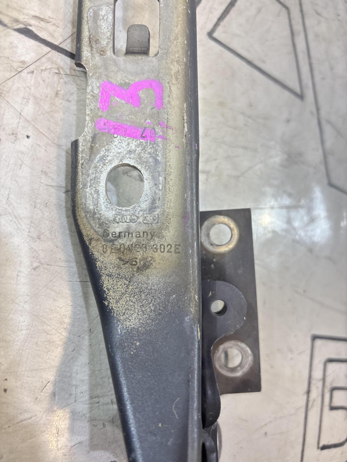 Петли капота левая правая 8E0823302E, 8E0823301E