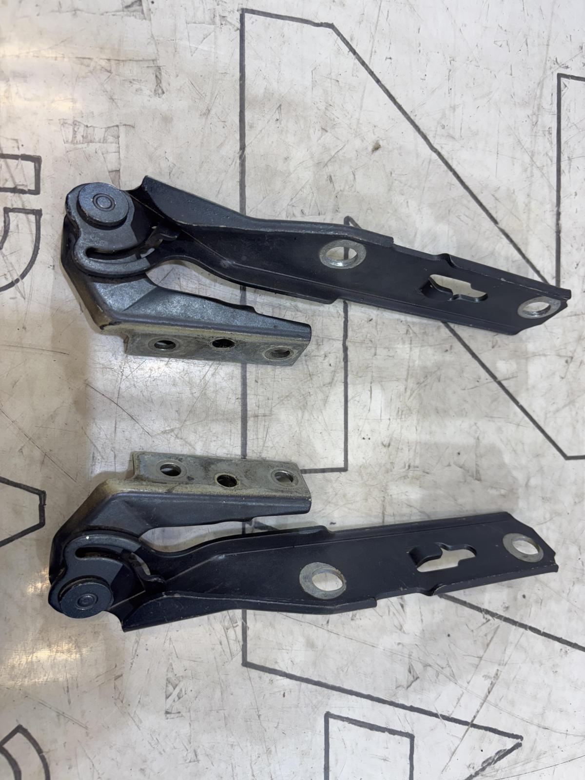 Петли капота левая правая 8E0823302E, 8E0823301E