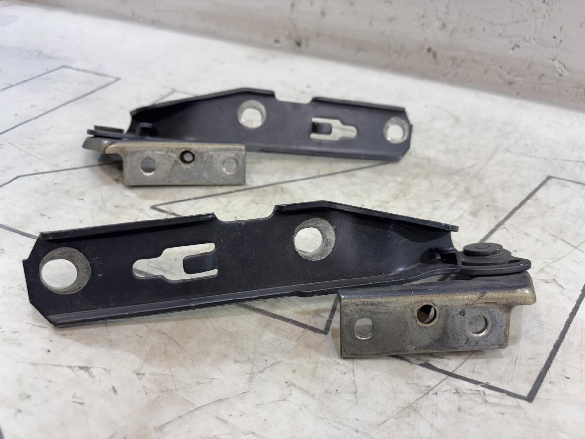 Петли капота левая правая 8E0823302E, 8E0823301E