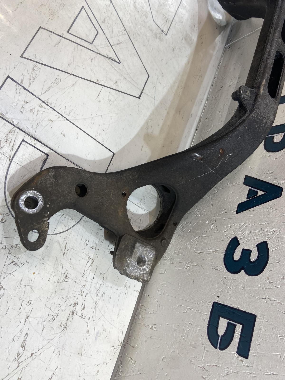 Кронштейн опоры двигателя 7L6199207 Volkswagen Touareg I