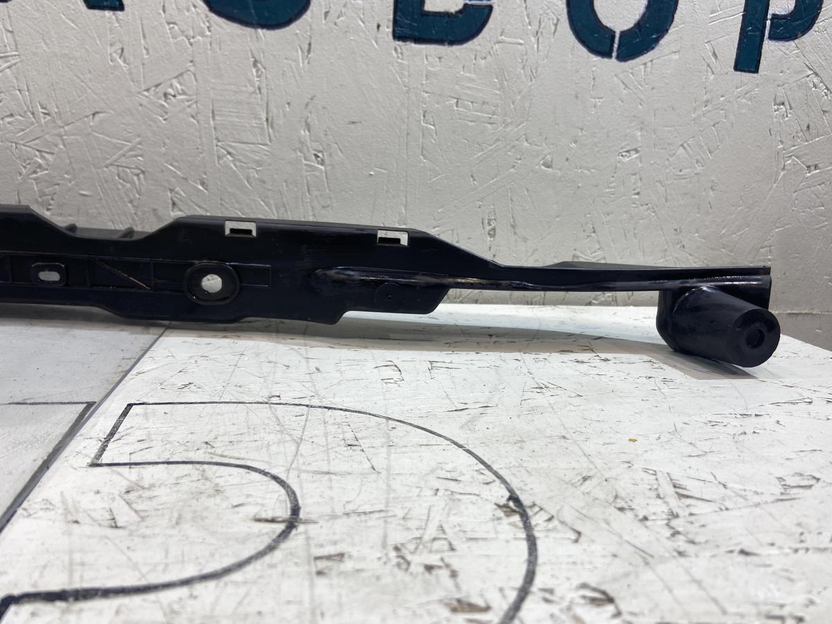 Направляющая заднего бампера 7L6807863B