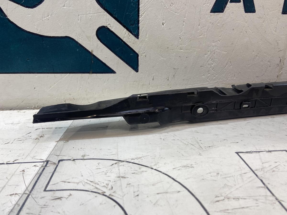 Направляющая заднего бампера 7L6807863B