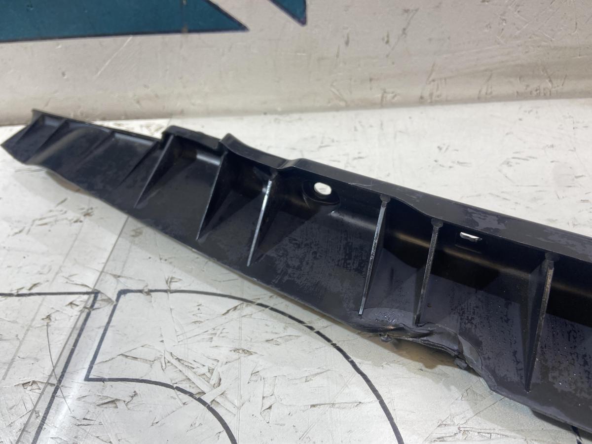 Направляющая заднего бампера 7L6807863B