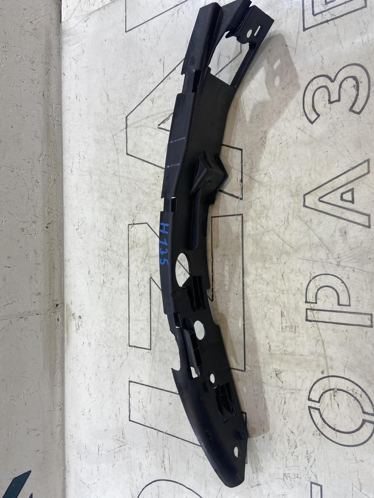 Кронштейн, направляющая переднего бампера левая 7L6807183A