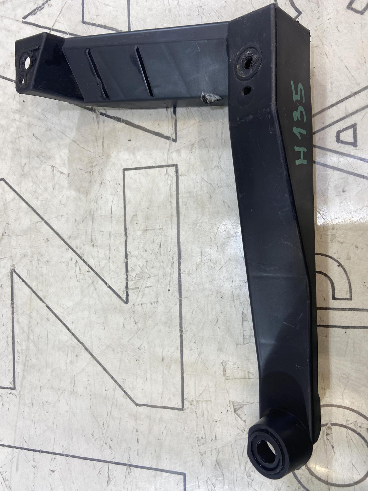 Кронштейн, направляющая заднего бампера правая 7L6807862 Volkswagen Touareg I