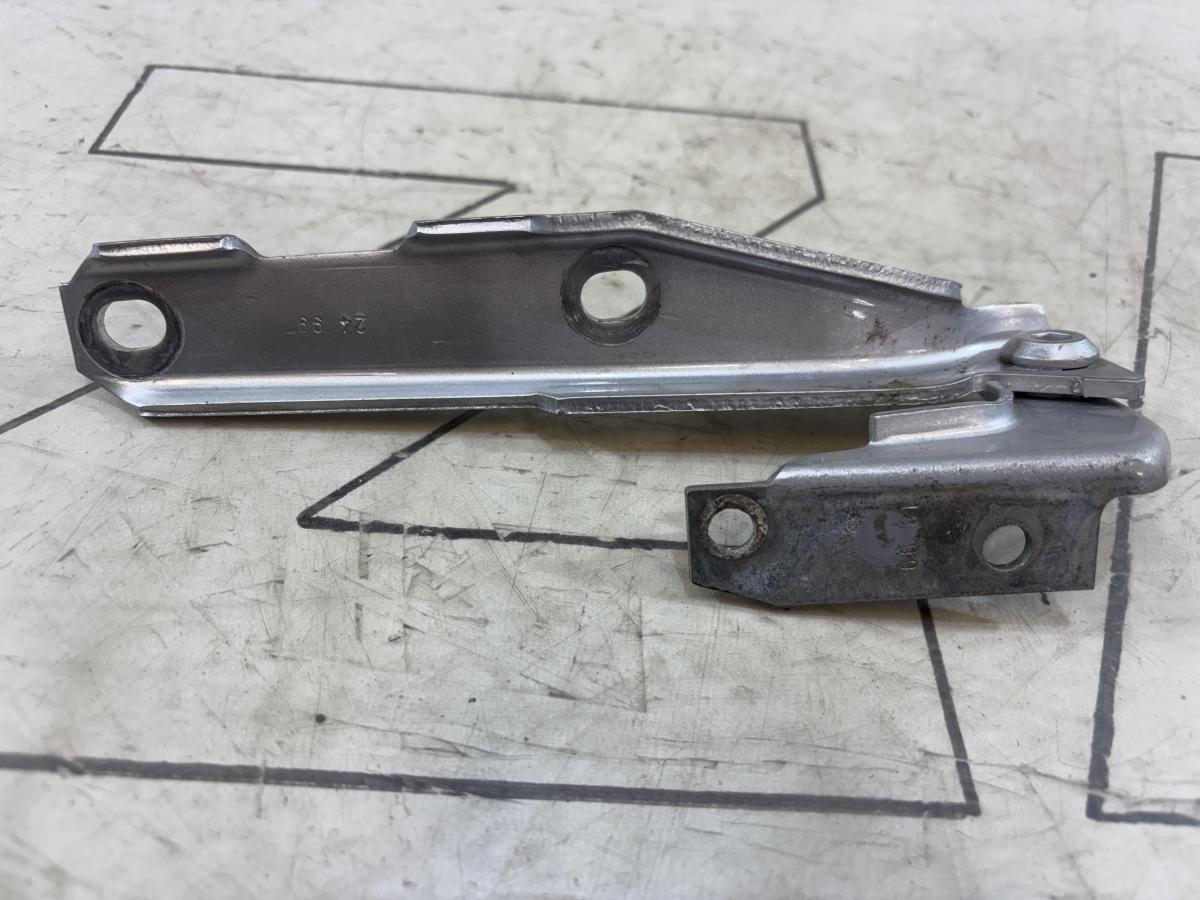 Петля капота правая 4B0823302D Audi A6 C5 / A6 C5 Allroad