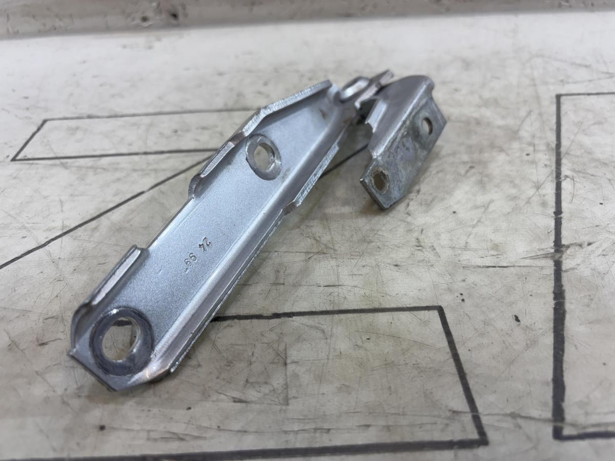 Петля капота правая 4B0823302D Audi A6 C5 / A6 C5 Allroad