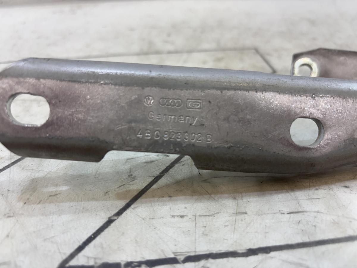 Петля капота правая 4B0823302D Audi A6 C5 / A6 C5 Allroad