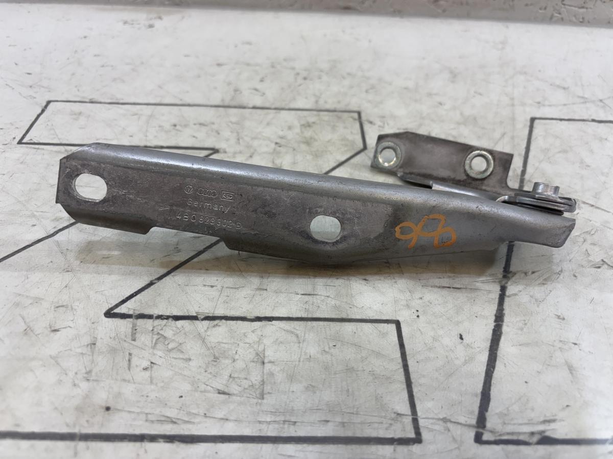 Петля капота правая 4B0823302D Audi A6 C5 / A6 C5 Allroad