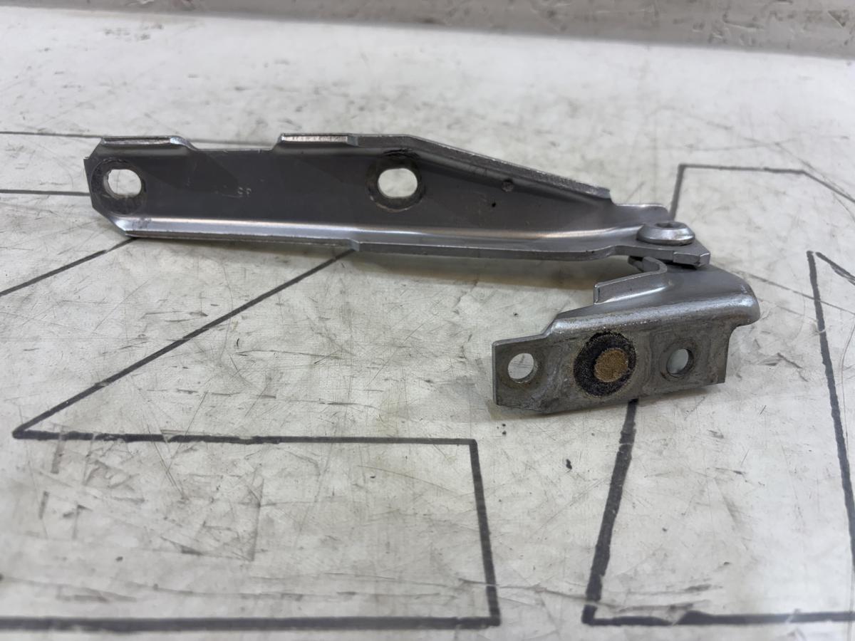 Петля капота правая 4B0823302D Audi A6 C5 / A6 C5 Allroad