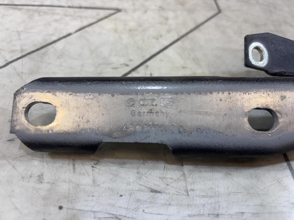 Петля капота правая 4B0823302D Audi A6 C5 / A6 C5 Allroad