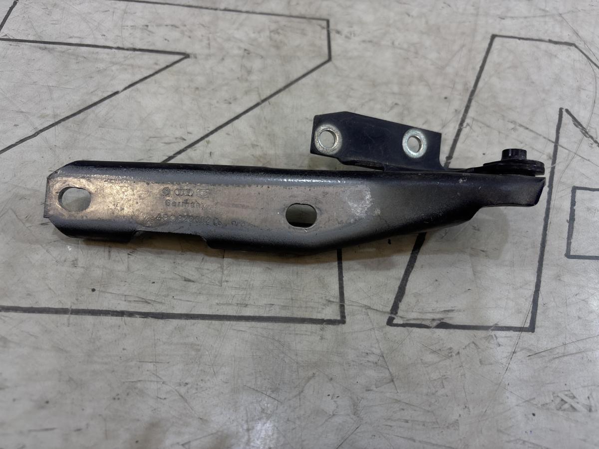 Петля капота правая 4B0823302D Audi A6 C5 / A6 C5 Allroad