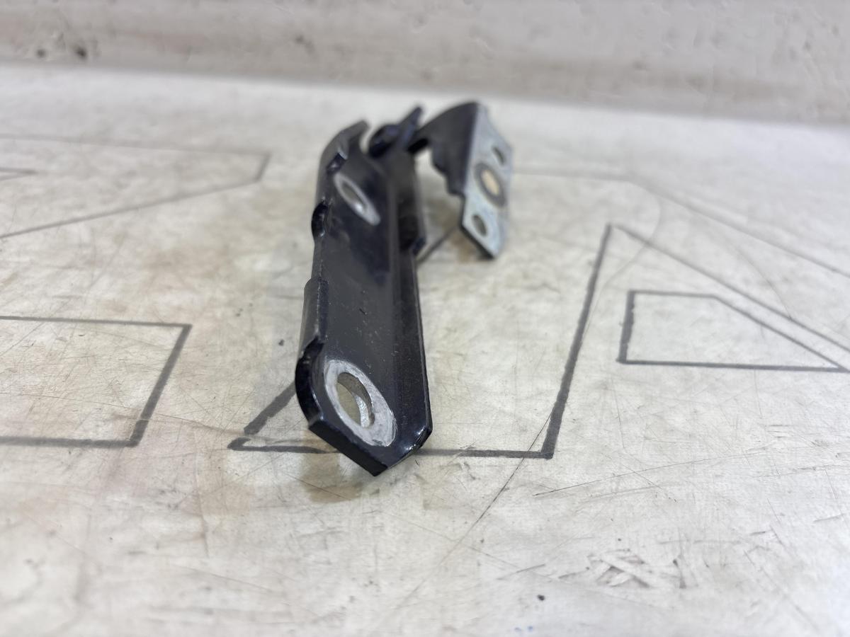 Петля капота правая 4B0823302D Audi A6 C5 / A6 C5 Allroad