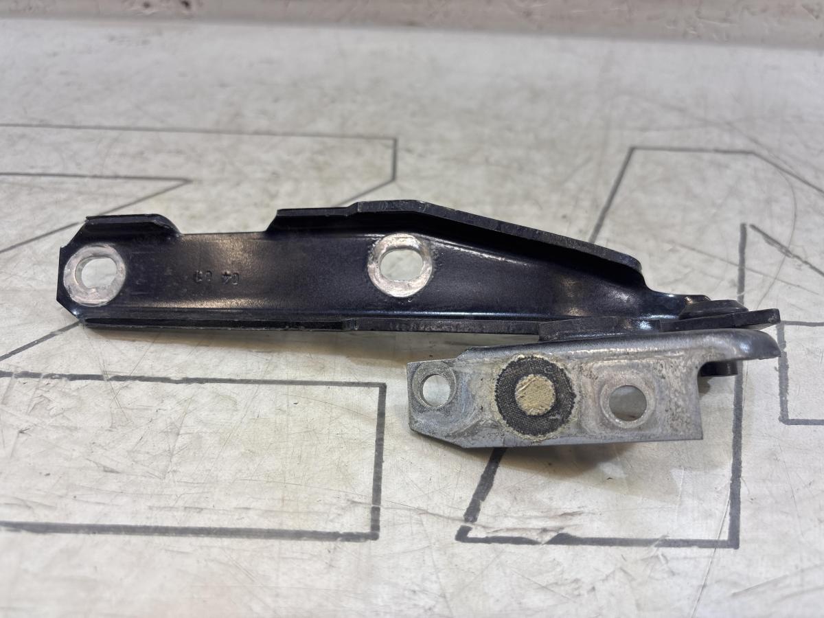 Петля капота правая 4B0823302D Audi A6 C5 / A6 C5 Allroad