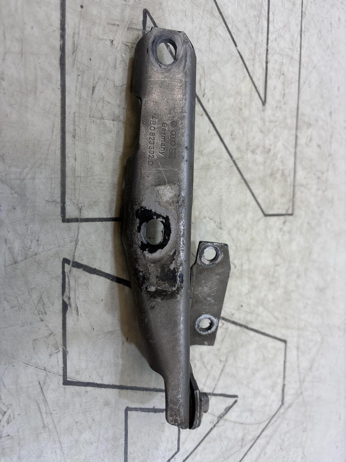 Петля капота правая 4B0823302D Audi A6 C5 / A6 C5 Allroad