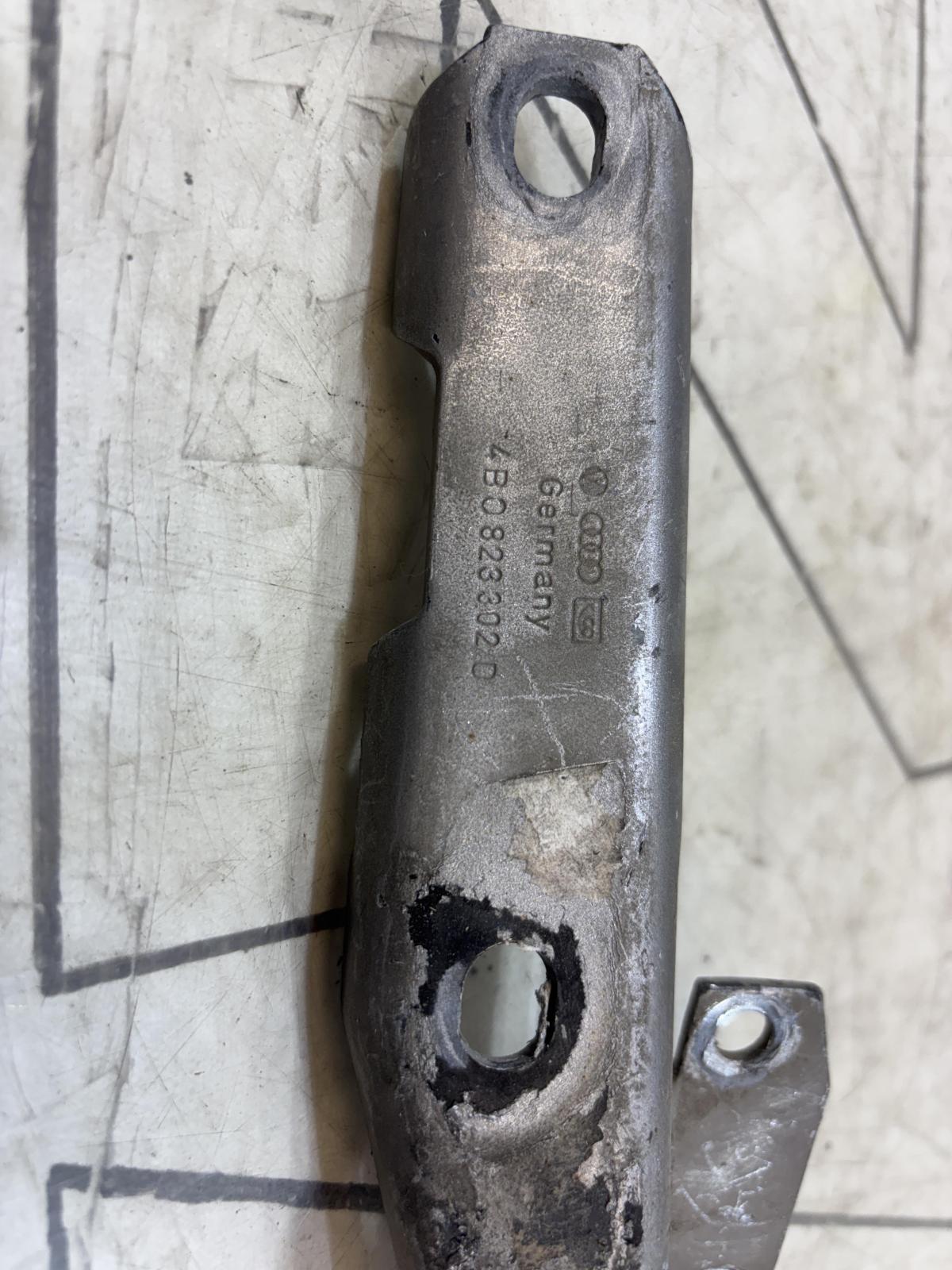 Петля капота правая 4B0823302D Audi A6 C5 / A6 C5 Allroad