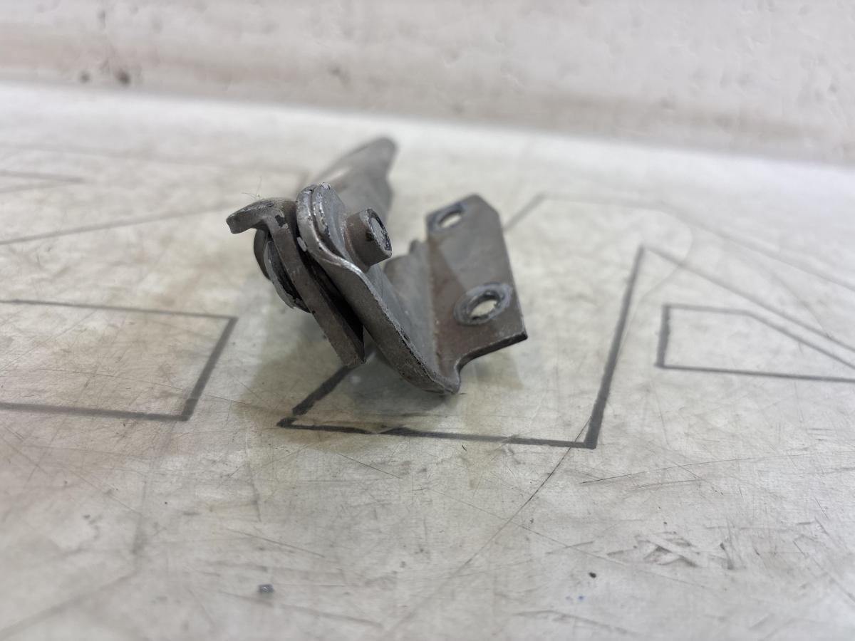 Петля капота правая 4B0823302D Audi A6 C5 / A6 C5 Allroad