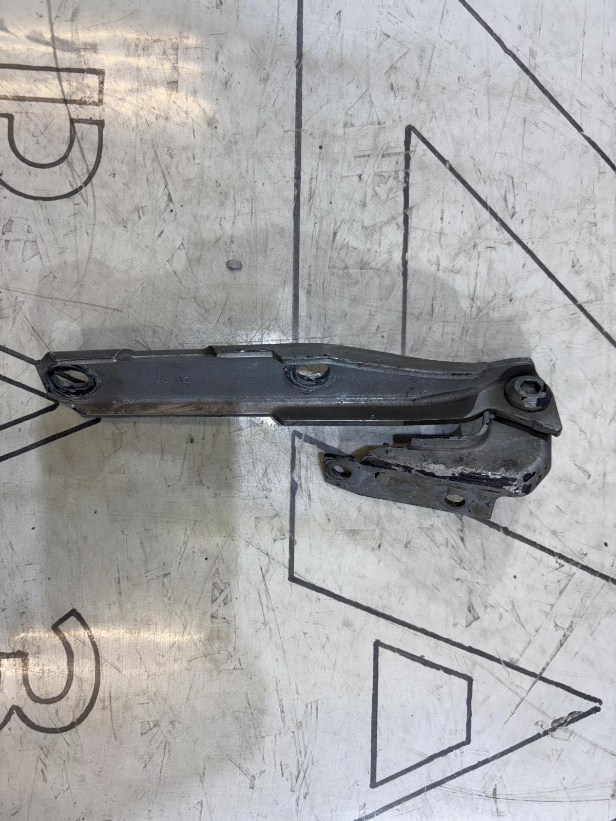 Петля капота правая 4B0823302D Audi A6 C5 / A6 C5 Allroad