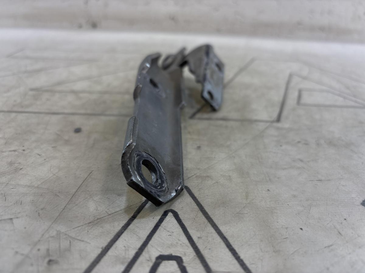 Петля капота правая 4B0823302D Audi A6 C5 / A6 C5 Allroad