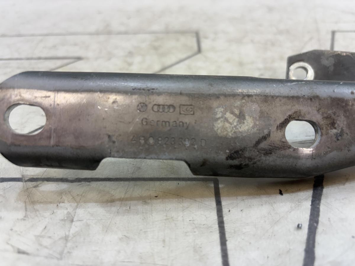 Петля капота правая 4B0823302D Audi A6 C5 / A6 C5 Allroad