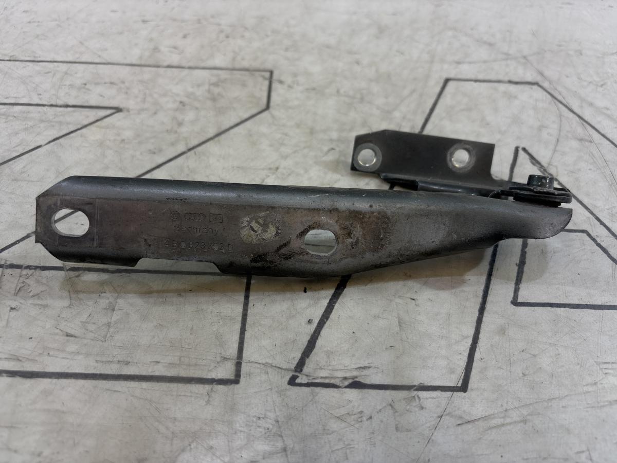 Петля капота правая 4B0823302D Audi A6 C5 / A6 C5 Allroad