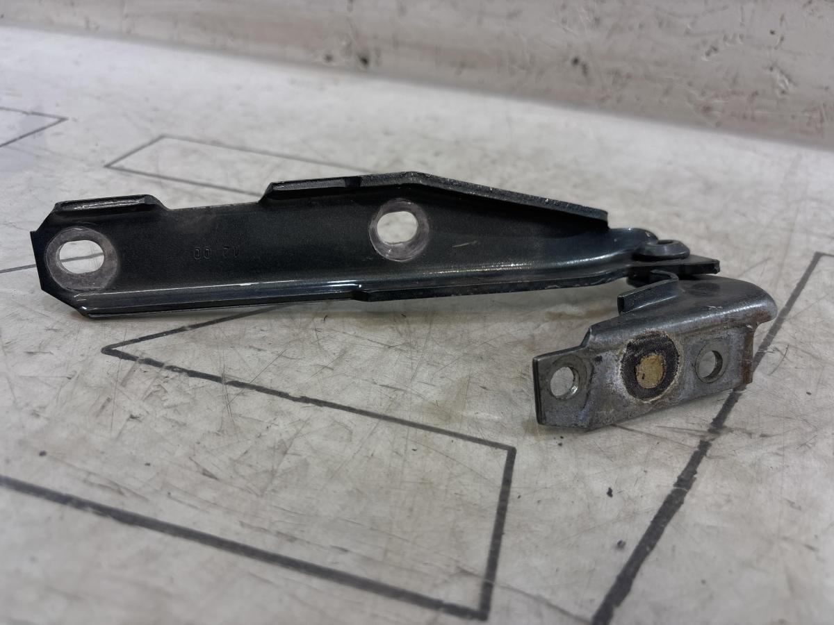 Петля капота правая 4B0823302D Audi A6 C5 / A6 C5 Allroad