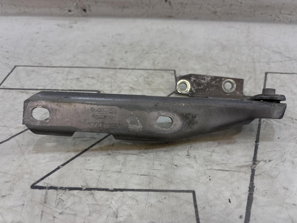 Петля капота правая 4B0823302D Audi A6 C5 / A6 C5 Allroad