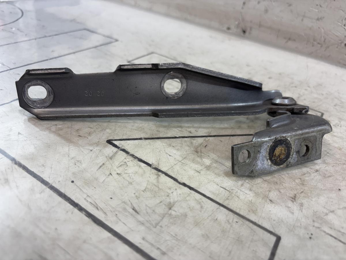 Петля капота правая 4B0823302D Audi A6 C5 / A6 C5 Allroad