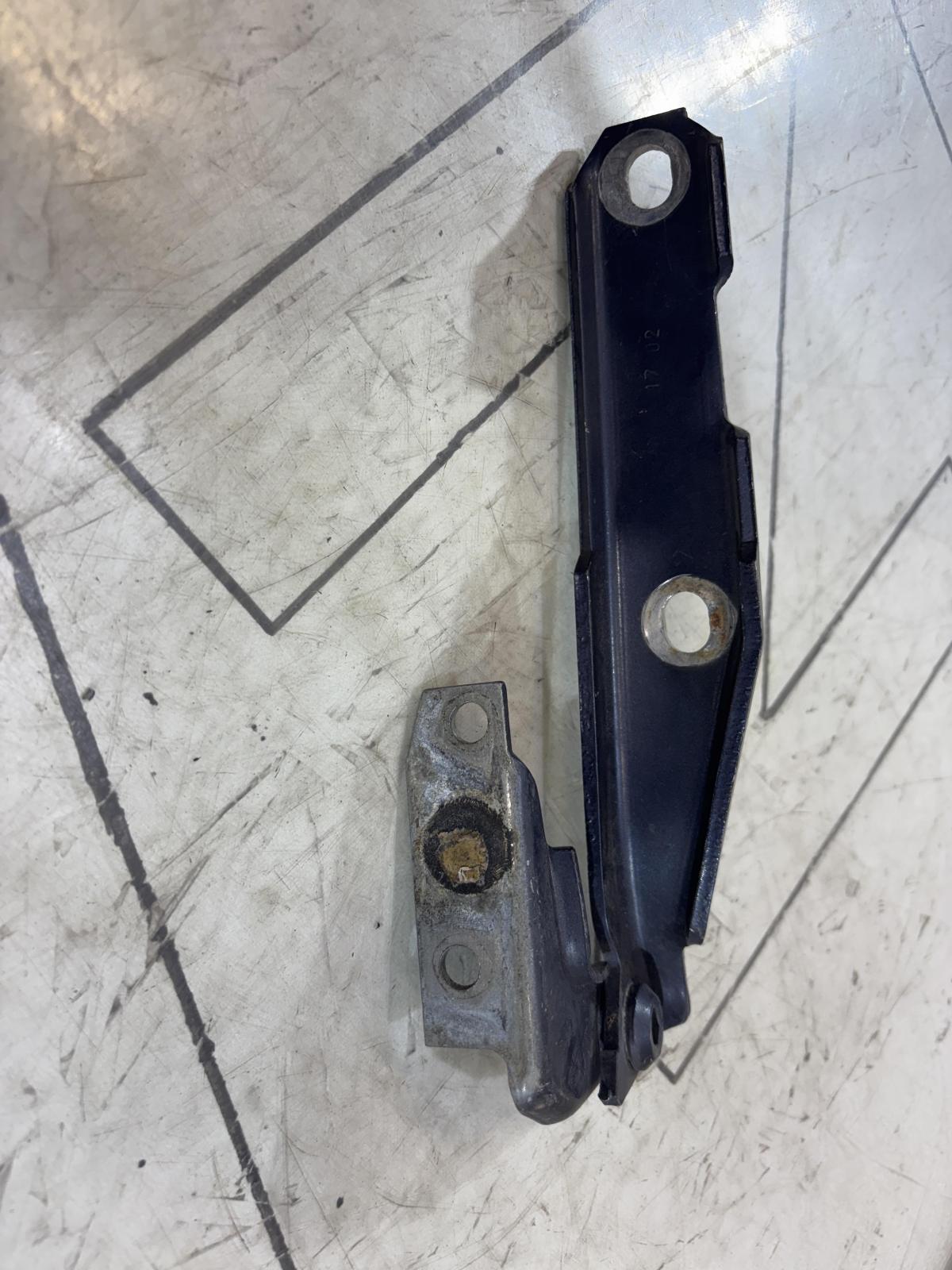 Петля капота правая 4B0823302D Audi A6 C5 / A6 C5 Allroad