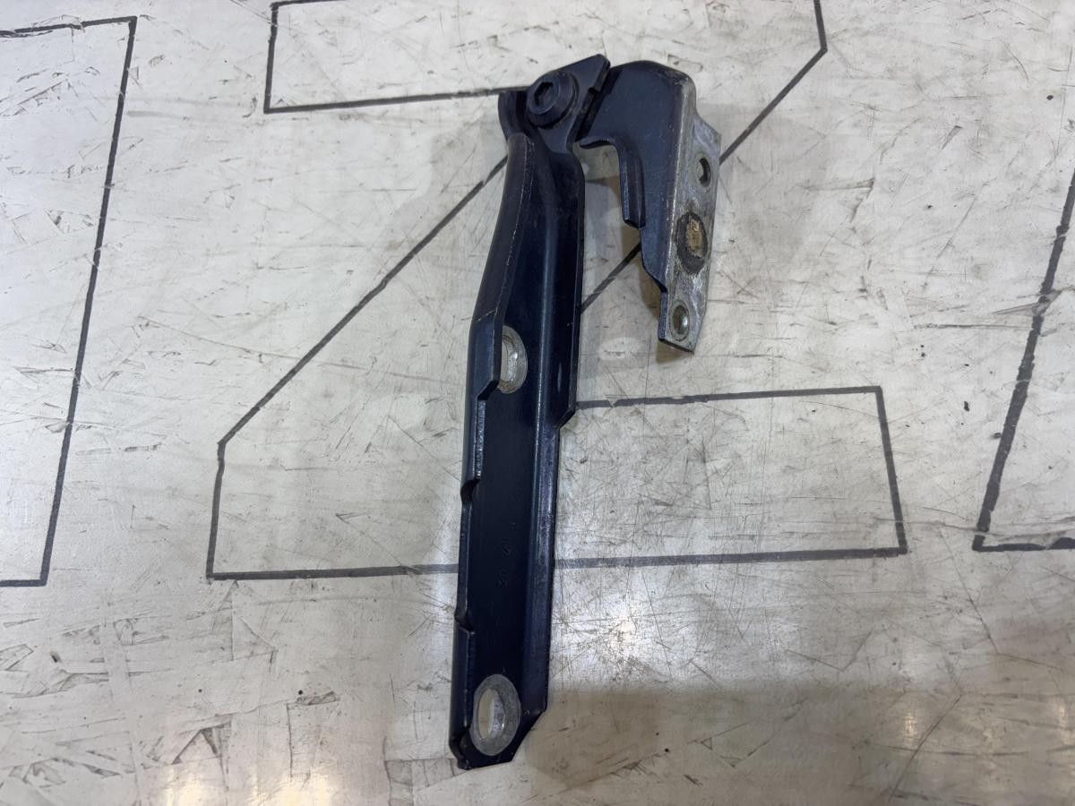 Петля капота правая 4B0823302D Audi A6 C5 / A6 C5 Allroad